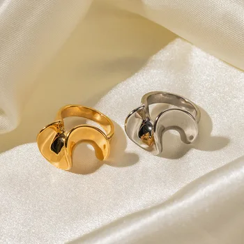 18KGoldott fodros alakú rozsdamentes acél gyűrű Európai és amerikai divat Könnyű luxus Kiváló minőségű ékszerek nőknek